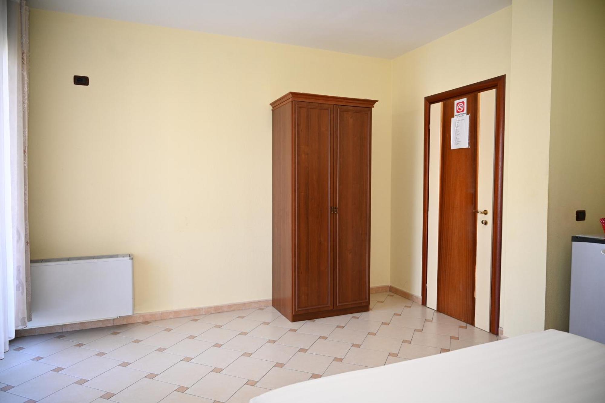 Hotel Vila Emes Дуррес Номер фото