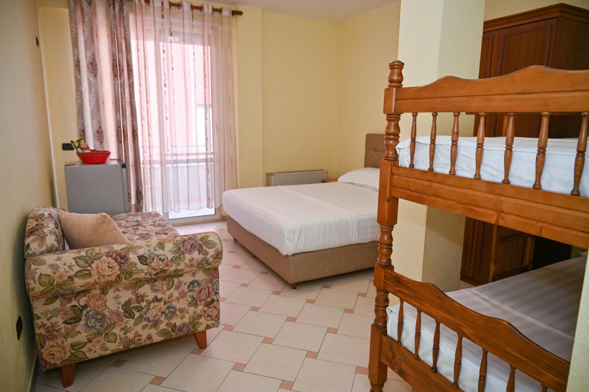 Hotel Vila Emes Дуррес Экстерьер фото
