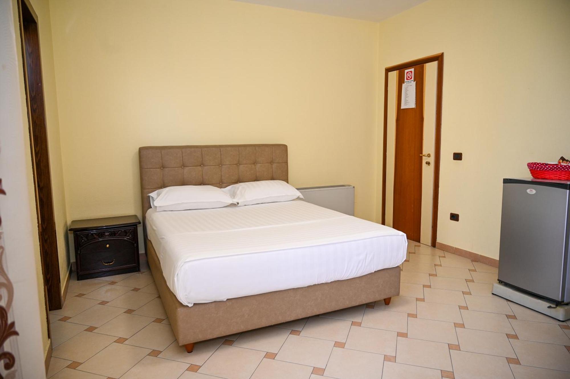 Hotel Vila Emes Дуррес Экстерьер фото
