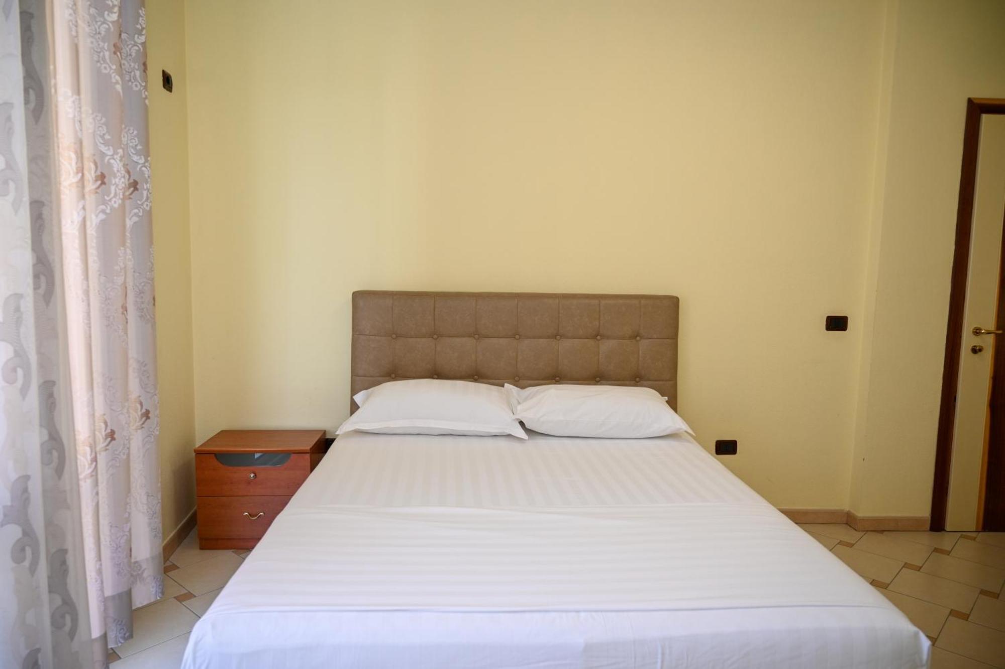 Hotel Vila Emes Дуррес Номер фото