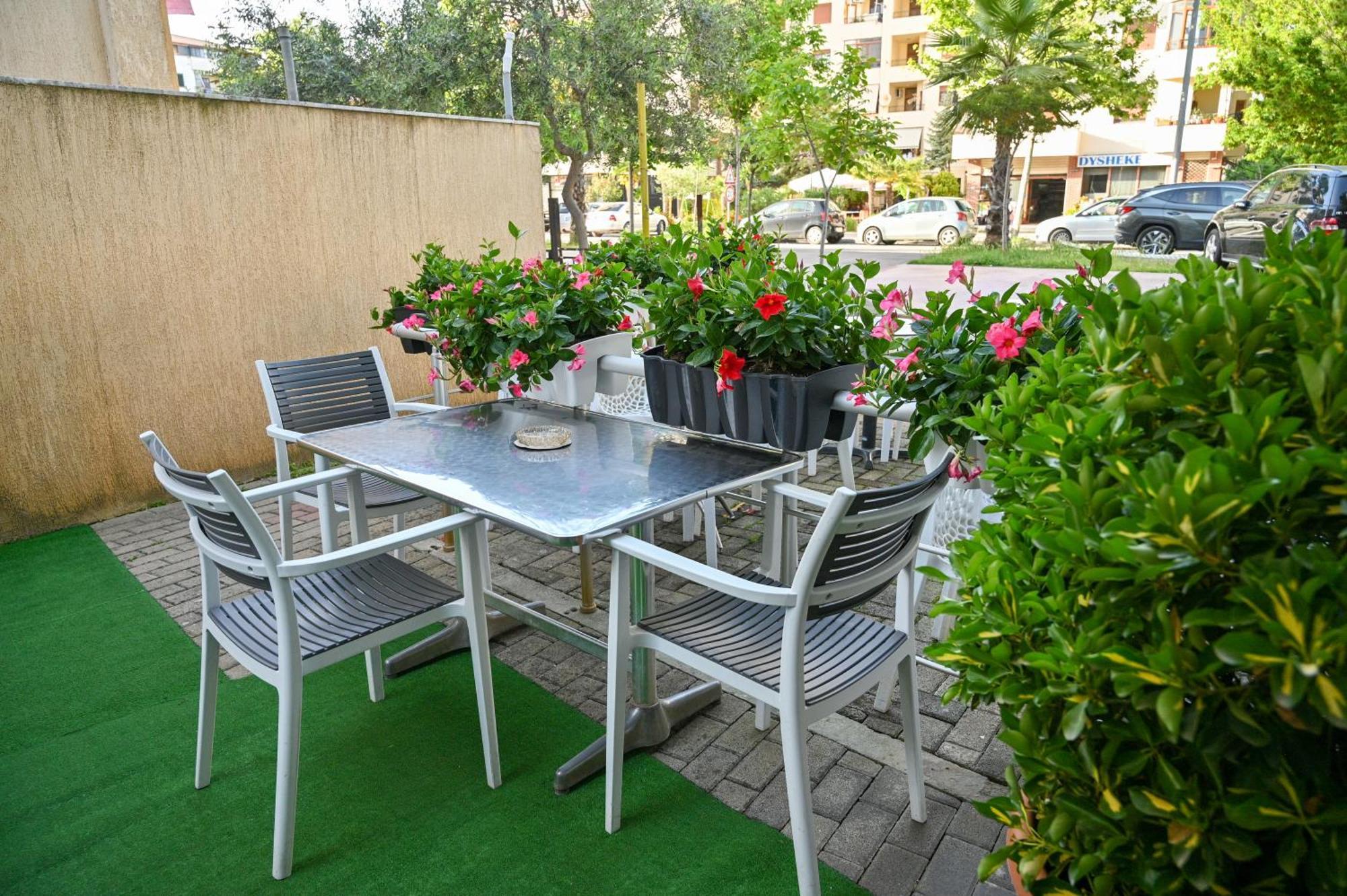 Hotel Vila Emes Дуррес Экстерьер фото